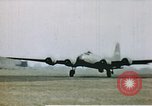 Image US 351bombe Groupe B-17S et 487e Escadron de chasse P-47s l'Angleterre, 1943, de la seconde 59 séquences d'archives historiques vidéo 65675070036