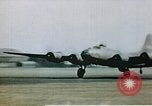 Image US 351bombe Groupe B-17S et 487e Escadron de chasse P-47s l'Angleterre, 1943, de la seconde 60 séquences d'archives historiques vidéo 65675070036