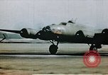 Image US 351bombe Groupe B-17S et 487e Escadron de chasse P-47s l'Angleterre, 1943, de la seconde 61 séquences d'archives historiques vidéo 65675070036