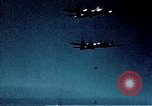 Immagine di B-17 Flying Fortress sotto attacco da combattenti tedesche e Flak Germania, 1943, secondo 17 filmato di repertorio 65675070037