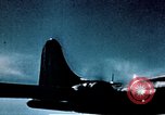 Immagine di B-17 Flying Fortress sotto attacco da combattenti tedesche e Flak Germania, 1943, secondo 18 filmato di repertorio 65675070037