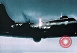 Immagine di B-17 Flying Fortress sotto attacco da combattenti tedesche e Flak Germania, 1943, secondo 19 filmato di repertorio 65675070037