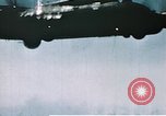 Immagine di B-17 Flying Fortress sotto attacco da combattenti tedesche e Flak Germania, 1943, secondo 21 filmato di repertorio 65675070037
