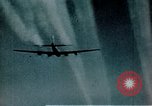 Immagine di B-17 Flying Fortress sotto attacco da combattenti tedesche e Flak Germania, 1943, secondo 34 filmato di repertorio 65675070037