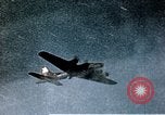 Immagine di B-17 Flying Fortress sotto attacco da combattenti tedesche e Flak Germania, 1943, secondo 37 filmato di repertorio 65675070037