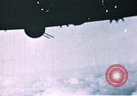 Immagine di B-17 Flying Fortress sotto attacco da combattenti tedesche e Flak Germania, 1943, secondo 60 filmato di repertorio 65675070037