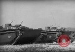 Image de l'armée des États-Unis 77e Division dans Seconde Guerre Mondiale Îles Ryukyu, 1945, de la seconde 40 séquences d'archives historiques vidéo 65675070070