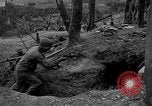 Standbild amerikanische Armee 77th Division Pacific Kampagne Ryukyu Inseln, 1945, aus Sekunde 13 historischem Filmmaterial Videoclip 65675070071