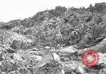 Immagine di 77Th divisione nella seconda guerra mondiale di Okinawa Okinawa isole Ryukyu, 1945, secondo 27 filmato di repertorio 65675070072