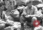 Immagine di 77Th divisione nella seconda guerra mondiale di Okinawa Okinawa isole Ryukyu, 1945, secondo 32 filmato di repertorio 65675070072
