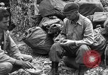 Immagine di 77Th divisione nella seconda guerra mondiale di Okinawa Okinawa isole Ryukyu, 1945, secondo 37 filmato di repertorio 65675070072