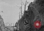 Immagine di 77Th divisione nella seconda guerra mondiale di Okinawa Okinawa isole Ryukyu, 1945, secondo 44 filmato di repertorio 65675070072