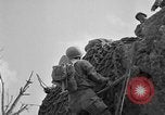 Immagine di 77Th divisione nella seconda guerra mondiale di Okinawa Okinawa isole Ryukyu, 1945, secondo 57 filmato di repertorio 65675070072