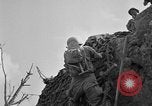 Immagine di 77Th divisione nella seconda guerra mondiale di Okinawa Okinawa isole Ryukyu, 1945, secondo 58 filmato di repertorio 65675070072