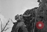 Immagine di 77Th divisione nella seconda guerra mondiale di Okinawa Okinawa isole Ryukyu, 1945, secondo 62 filmato di repertorio 65675070072