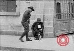 Standbild Mann mit Hund Brest Frankreich, 1918, aus Sekunde 1 historischem Filmmaterial Videoclip 65675070089