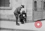Standbild Mann mit Hund Brest Frankreich, 1918, aus Sekunde 3 historischem Filmmaterial Videoclip 65675070089