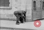 Standbild Mann mit Hund Brest Frankreich, 1918, aus Sekunde 5 historischem Filmmaterial Videoclip 65675070089