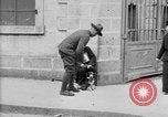 Standbild Mann mit Hund Brest Frankreich, 1918, aus Sekunde 6 historischem Filmmaterial Videoclip 65675070089