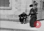 Standbild Mann mit Hund Brest Frankreich, 1918, aus Sekunde 7 historischem Filmmaterial Videoclip 65675070089