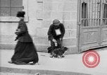 Standbild Mann mit Hund Brest Frankreich, 1918, aus Sekunde 8 historischem Filmmaterial Videoclip 65675070089