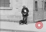Standbild Mann mit Hund Brest Frankreich, 1918, aus Sekunde 9 historischem Filmmaterial Videoclip 65675070089