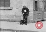 Standbild Mann mit Hund Brest Frankreich, 1918, aus Sekunde 11 historischem Filmmaterial Videoclip 65675070089