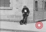 Standbild Mann mit Hund Brest Frankreich, 1918, aus Sekunde 12 historischem Filmmaterial Videoclip 65675070089