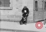 Standbild Mann mit Hund Brest Frankreich, 1918, aus Sekunde 13 historischem Filmmaterial Videoclip 65675070089