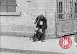Standbild Mann mit Hund Brest Frankreich, 1918, aus Sekunde 14 historischem Filmmaterial Videoclip 65675070089