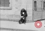 Standbild Mann mit Hund Brest Frankreich, 1918, aus Sekunde 15 historischem Filmmaterial Videoclip 65675070089