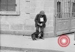 Standbild Mann mit Hund Brest Frankreich, 1918, aus Sekunde 16 historischem Filmmaterial Videoclip 65675070089