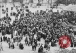 Standbild amerikanische Soldaten ansehen Konzert am Place Wilson Brest Frankreich, 1918, aus Sekunde 1 historischem Filmmaterial Videoclip 65675070091