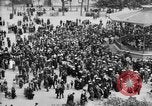 Standbild amerikanische Soldaten ansehen Konzert am Place Wilson Brest Frankreich, 1918, aus Sekunde 3 historischem Filmmaterial Videoclip 65675070091