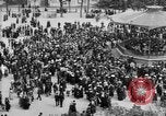 Standbild amerikanische Soldaten ansehen Konzert am Place Wilson Brest Frankreich, 1918, aus Sekunde 4 historischem Filmmaterial Videoclip 65675070091