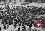 Standbild amerikanische Soldaten ansehen Konzert am Place Wilson Brest Frankreich, 1918, aus Sekunde 5 historischem Filmmaterial Videoclip 65675070091
