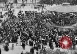 Standbild amerikanische Soldaten ansehen Konzert am Place Wilson Brest Frankreich, 1918, aus Sekunde 6 historischem Filmmaterial Videoclip 65675070091