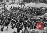 Standbild amerikanische Soldaten ansehen Konzert am Place Wilson Brest Frankreich, 1918, aus Sekunde 7 historischem Filmmaterial Videoclip 65675070091