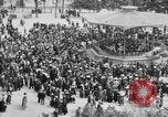 Standbild amerikanische Soldaten ansehen Konzert am Place Wilson Brest Frankreich, 1918, aus Sekunde 8 historischem Filmmaterial Videoclip 65675070091