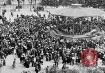 Standbild amerikanische Soldaten ansehen Konzert am Place Wilson Brest Frankreich, 1918, aus Sekunde 9 historischem Filmmaterial Videoclip 65675070091