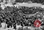 Standbild amerikanische Soldaten ansehen Konzert am Place Wilson Brest Frankreich, 1918, aus Sekunde 10 historischem Filmmaterial Videoclip 65675070091