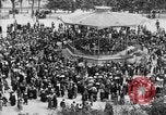 Standbild amerikanische Soldaten ansehen Konzert am Place Wilson Brest Frankreich, 1918, aus Sekunde 12 historischem Filmmaterial Videoclip 65675070091