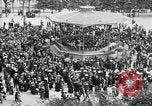 Standbild amerikanische Soldaten ansehen Konzert am Place Wilson Brest Frankreich, 1918, aus Sekunde 13 historischem Filmmaterial Videoclip 65675070091