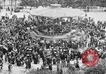 Standbild amerikanische Soldaten ansehen Konzert am Place Wilson Brest Frankreich, 1918, aus Sekunde 14 historischem Filmmaterial Videoclip 65675070091