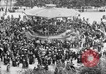 Standbild amerikanische Soldaten ansehen Konzert am Place Wilson Brest Frankreich, 1918, aus Sekunde 15 historischem Filmmaterial Videoclip 65675070091