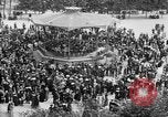 Standbild amerikanische Soldaten ansehen Konzert am Place Wilson Brest Frankreich, 1918, aus Sekunde 16 historischem Filmmaterial Videoclip 65675070091