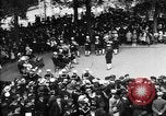 Standbild amerikanische Soldaten ansehen Konzert am Place Wilson Brest Frankreich, 1918, aus Sekunde 17 historischem Filmmaterial Videoclip 65675070091