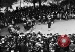 Standbild amerikanische Soldaten ansehen Konzert am Place Wilson Brest Frankreich, 1918, aus Sekunde 18 historischem Filmmaterial Videoclip 65675070091