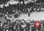 Standbild amerikanische Soldaten ansehen Konzert am Place Wilson Brest Frankreich, 1918, aus Sekunde 21 historischem Filmmaterial Videoclip 65675070091