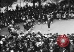 Standbild amerikanische Soldaten ansehen Konzert am Place Wilson Brest Frankreich, 1918, aus Sekunde 22 historischem Filmmaterial Videoclip 65675070091
